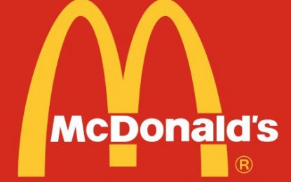 Justiça decide que atendente do McDonald’s que ficou nua após suspeita de furto seja indenizada em R$ 30 mil