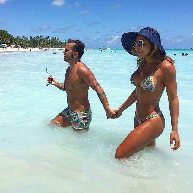 Thammy coordena sunga com biquíni da namorada em praia