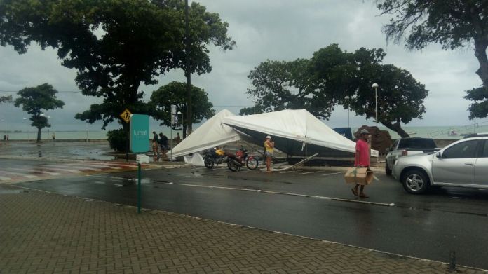 VEJA VÍDEO: Chuva e vento forte derruba toldos no bairro de Tambaú