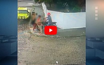 Mulher reage a assalto com ‘vassouradas’ em bandido; veja