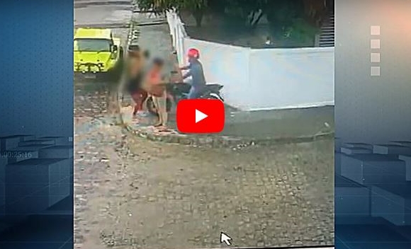 Mulher reage a assalto com ‘vassouradas’ em bandido; veja