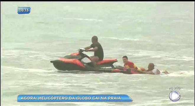 GLOBOCOP: Helicóptero da Rede Globo cai em praia do Recife e pelo menos duas pessoas morrem – VEJA VÍDEOS