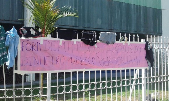 Deputados recuam de “auxílio-paletó” após protestos no Amapá