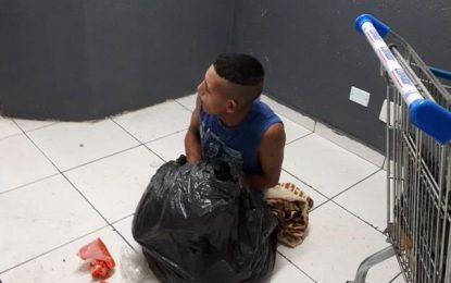 CRIATIVIDADE: Preso tenta fugir de delegacia escondido em saco de lixo