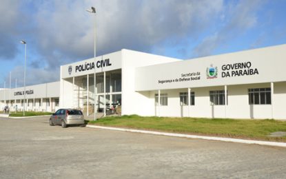 Homem troca tiros com a polícia e é preso em flagrante após roubar veículo, na capital