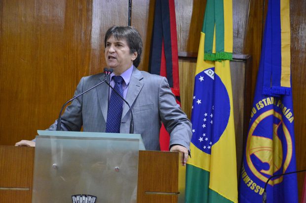 Deputado Janduhy Carneiro cobra reajuste salarial dos servidores estaduais e destaca greve do Fisco