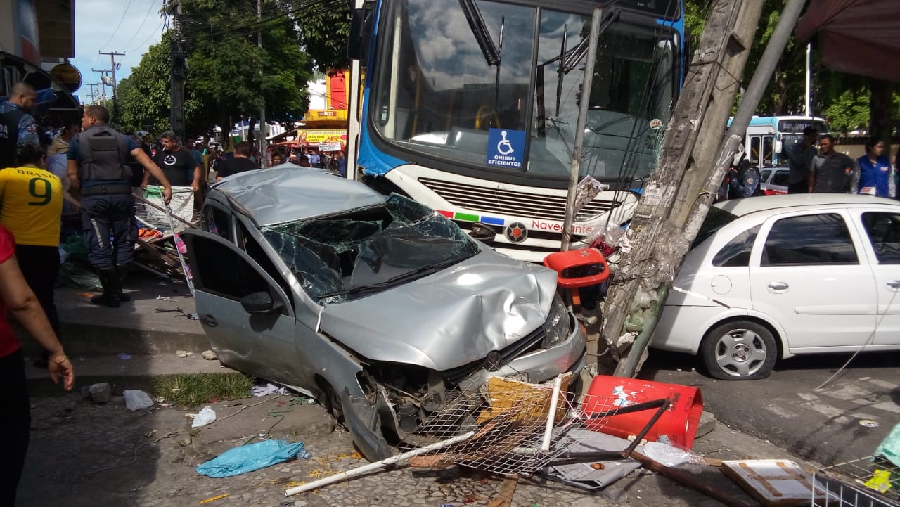 VEJA VÍDEO: Motorista de ônibus perde controle, invade calçada, destrói veículos e deixa feridos no Parque da Lagoa