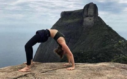 Mariana Ximenes exibe boa forma em foto que aparece praticando ioga