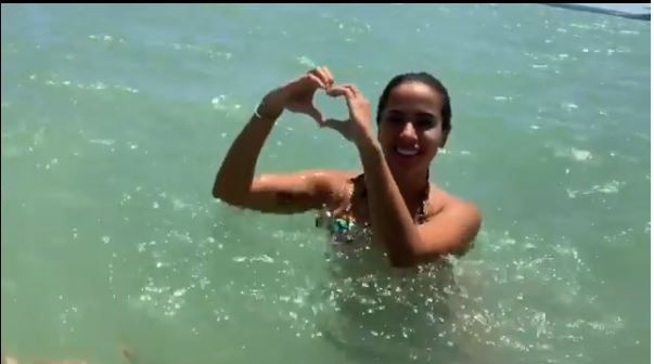 ‘Bom pra beijar muito’, afirma Anitta durante vídeo em praia pessoense