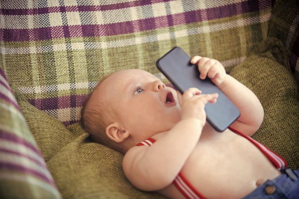 Crianças até 2 anos não devem ter contato com tevês e smartphones