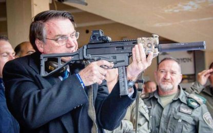 Bolsonaro volta atrás e revoga decreto de armas