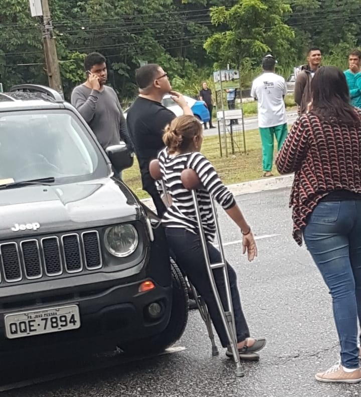 Cida participa de protesto em JP e bloqueio com carro locado pela ALPB divide opinião de paraibanos