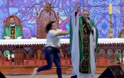 SUSTO: Mulher empurra Padre Marcelo Rossi de palco durante missa em São Paulo; VEJA VÍDEO