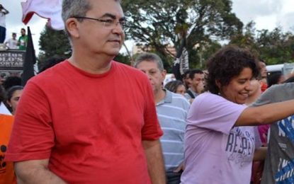 Até quando o MP vai permitir que um professor universitário abandone a sala de aula para passar o dia defendendo uma ORCRIM e atacando o judiciário à custa do dinheiro público?