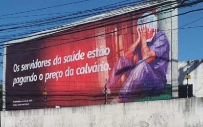 CALVÁRIO DA SAÚDE: Sem reajuste há 12 anos, servidores do estado espalham outdoor em João Pessoa