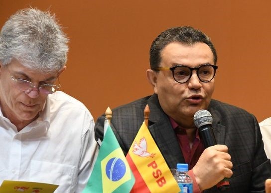 O ex-presidiário Ricardo Coutinho tem Carlos Siqueira ‘na palma da mão’