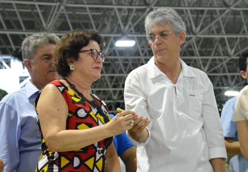 Ex-prefeita do Conde elogia praia da Bahia e faz autocrítica