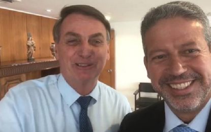 TOMA LÁ, DÁ CÁ: Em vídeo, Bolsonaro mostra intimidade com Arthur Lira, líder do Centrão e réu na Lava-Jato