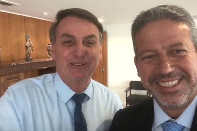 TOMA LÁ, DÁ CÁ: Em vídeo, Bolsonaro mostra intimidade com Arthur Lira, líder do Centrão e réu na Lava-Jato