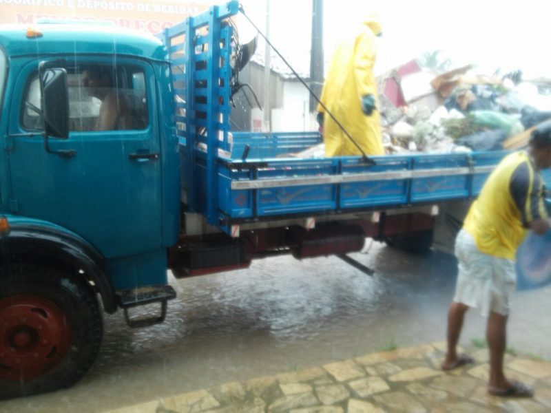 RETRATO DO ATRASO: Após 7 anos coletando lixo em veículo aberto, prefeito de Lucena aluga caminhão compactador por R$ 24 mil e sem licitação