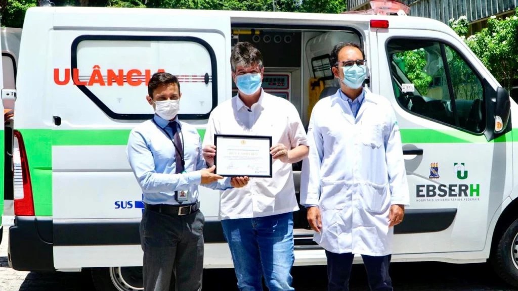 Ruy entrega ambulância e equipamentos ao Hospital Universitário para fortalecer o atendimento de saúde