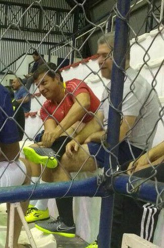 Denúncia do GAECO traz foto de Vitor Hugo amarrando o tênis de Leto Viana