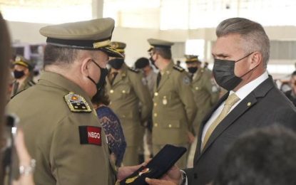 Julian Lemos é homenageado com a mais alta comenda da Polícia Militar; deputado já destinou R$ 38 milhões em emendas para a segurança pública