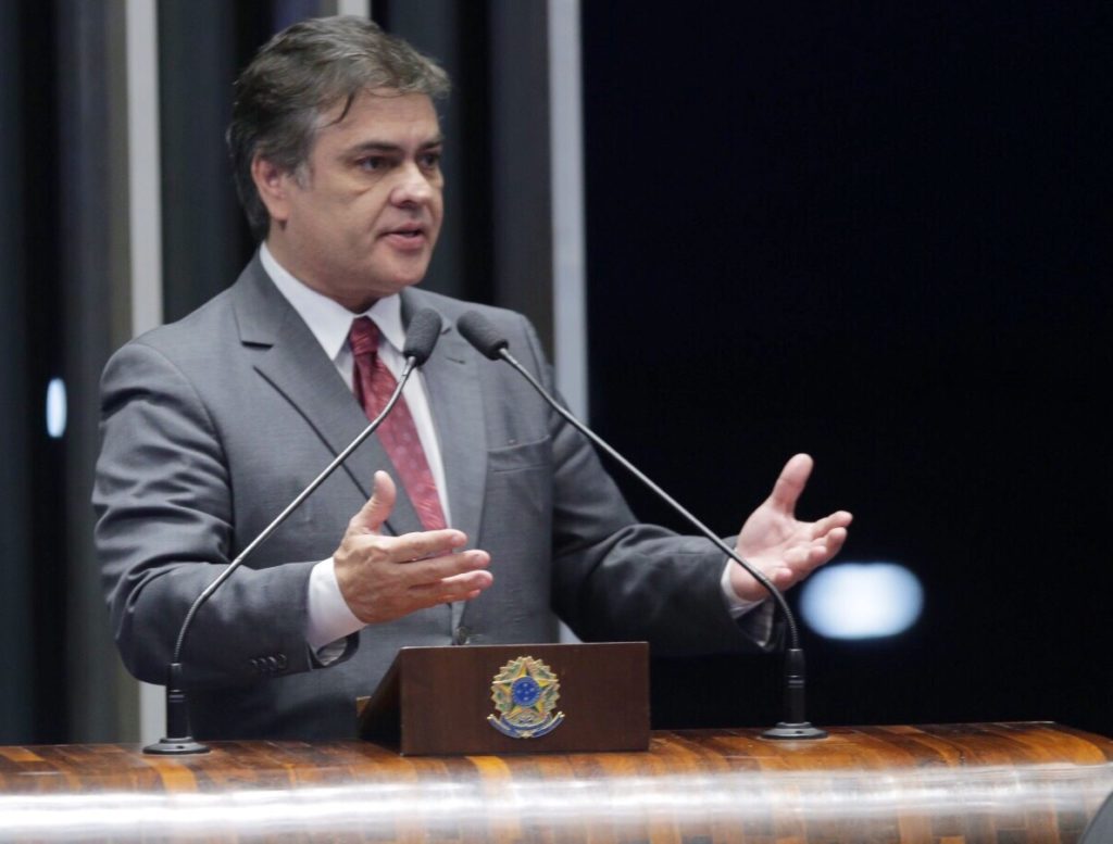 Jornalista emite nota de retratação após calúnias contra Cássio Cunha Lima