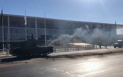 REPÚBLICA DO BOLSONARISTÃO: Bolsonaro apresenta os primeiros tanques de guerra movidos à lenha