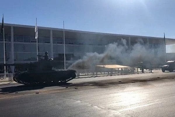 REPÚBLICA DO BOLSONARISTÃO: Bolsonaro apresenta os primeiros tanques de guerra movidos à lenha