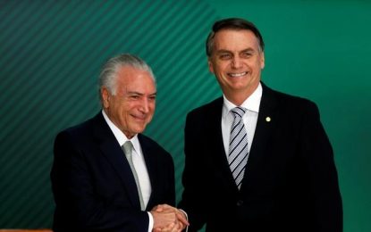 VÍDEO: em jantar com a elite, Temer dá risadas sobre a carta que ele enfiou na goela de Bolsonaro