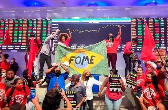 Movimentos sociais ocupam a Bolsa de Valores de São Paulo num protesto contra a fome e o desemprego