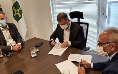 Junto com Cícero Lucena, Aguinaldo participa da assinatura de contrato que oficializa empréstimo de R$ 100 milhões para investimentos na infraestrutura de João Pessoa