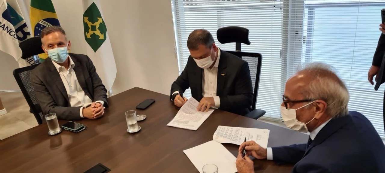 Junto com Cícero Lucena, Aguinaldo participa da assinatura de contrato que oficializa empréstimo de R$ 100 milhões para investimentos na infraestrutura de João Pessoa