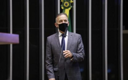 Aguinaldo vota favorável à inclusão de guardas municipais em programa habitacional para profissionais da segurança pública.