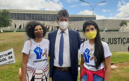 Ruy Carneiro se une a mães e pais em protesto contra mudanças no rol de procedimentos na ANS