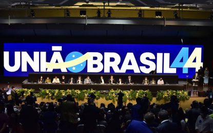Questionado sobre quem ficará com o comando do União Brasil no estado, Julian responde com uma foto