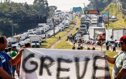 Líder de caminhoneiros diz que Brasil tem que parar contra aumento de 25% da Petrobras