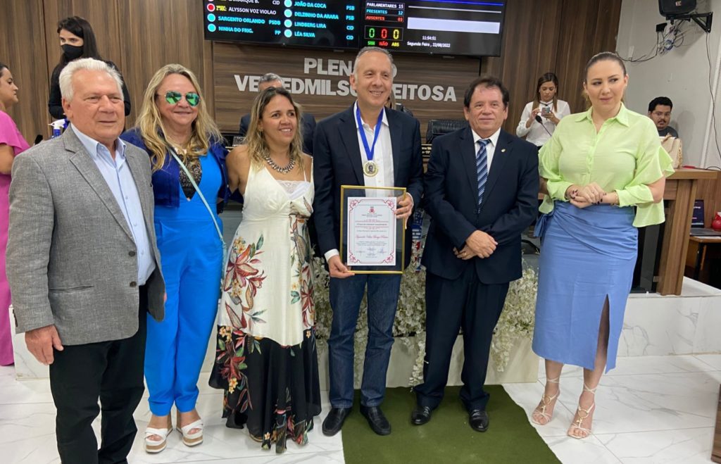 Aguinaldo Ribeiro recebe título de Cidadão Cajazeirense no aniversário da cidade