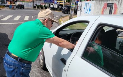 1° suplente de Veneziano, bolsonarista Ney Suassuna entrega santinhos no semáforo