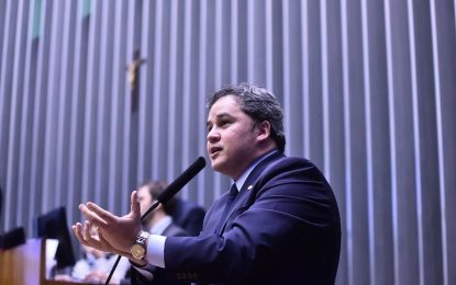 Senador Efraim Filho critica mais um aumento no preço da gasolina: “sai governo, entra governo, e a vida real do cidadão brasileiro continua a sofrer com os aumentos do combustível”