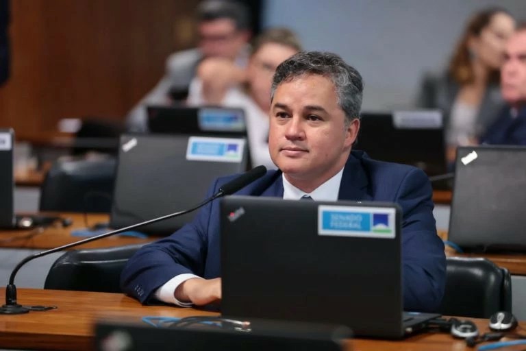 Senador Efraim Filho apresenta projeto de lei que simplifica o sistema tributário