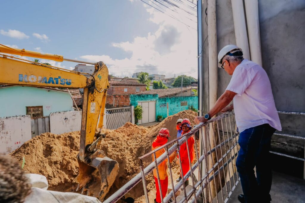 Cícero Lucena acompanha obras de drenagem que vão resolver alagamentos em pontos críticos