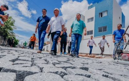 Cícero Lucena autoriza pavimentação de 13 ruas, vistoria obras e visita beneficiários de ações da Prefeitura em Gramame