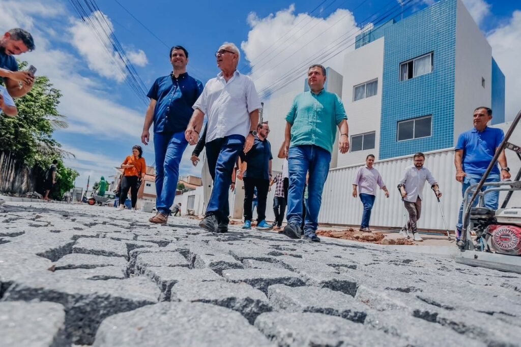 Cícero Lucena autoriza pavimentação de 13 ruas, vistoria obras e visita beneficiários de ações da Prefeitura em Gramame