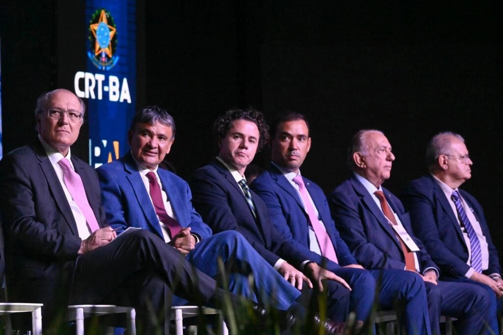 Alckmin e Veneziano representam as Presidências da República e do Senado na abertura da Marcha dos Vereadores, em Brasília