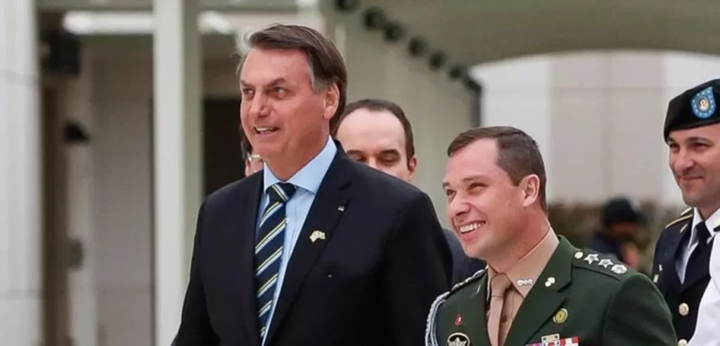 Bolsonaristas temem que esposa de Mauro Cid ‘exploda’ e leve o militar a delatar Bolsonaro na prisão