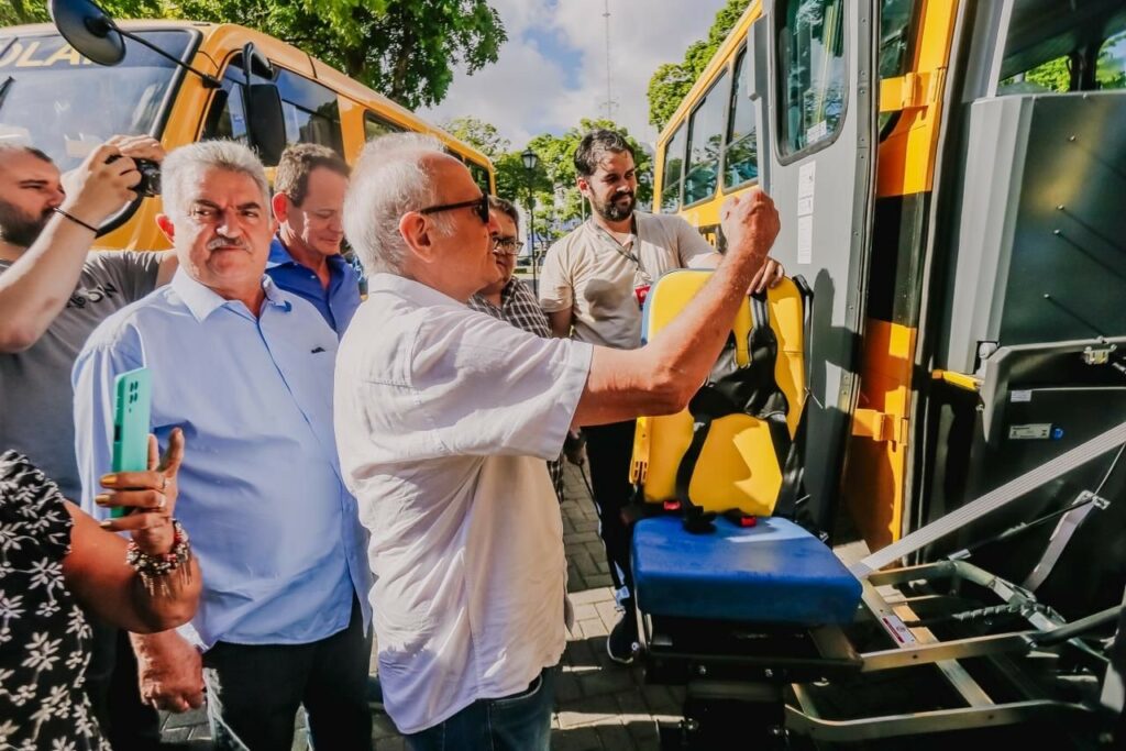 Prefeito entrega 20 ônibus escolares para transporte de alunos da Rede Municipal