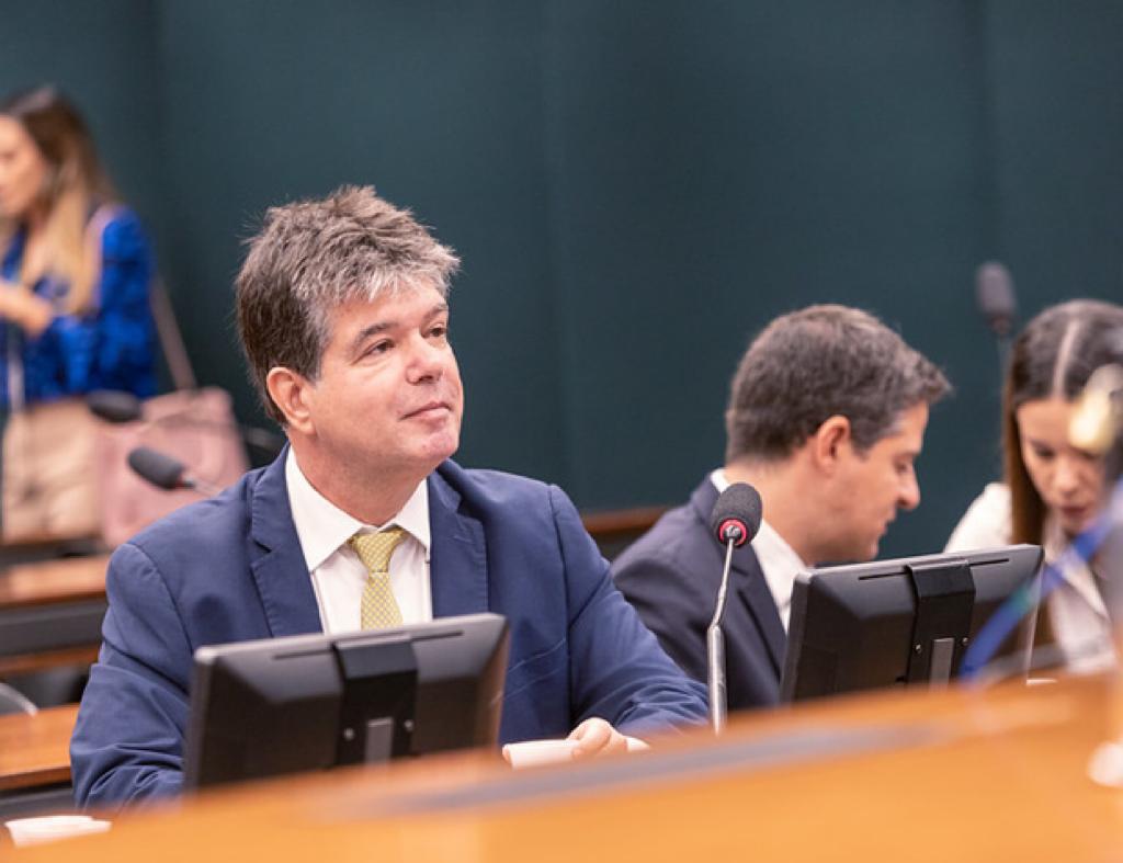 “Vacina contra dengue vai salvar vidas, mas a população precisa continuar atenta no combate ao mosquito”, alerta Ruy