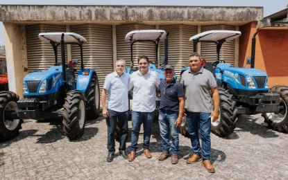 Murilo Galdino entrega tratores e implementos agrícolas a municípios paraibanos